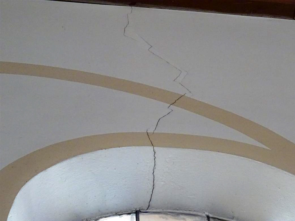 Riss in der Mauer über dem Fenster