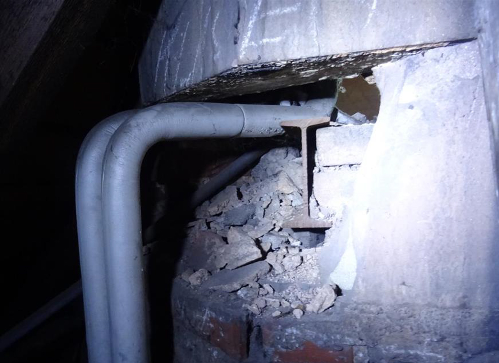 Im Turm ist das Auflager weggebrochen